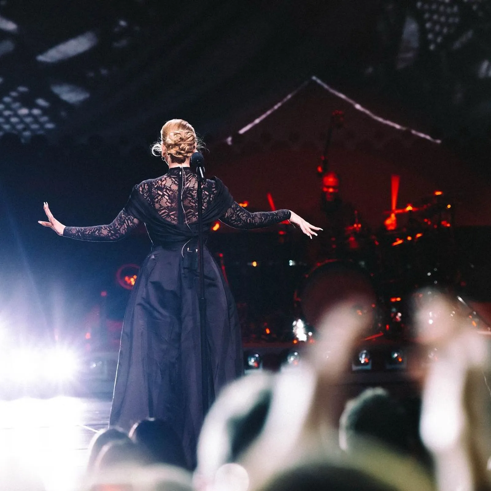 Potret Anggun Adele Kenakan Gaun Dior di Konser 'Weekends With Adele'