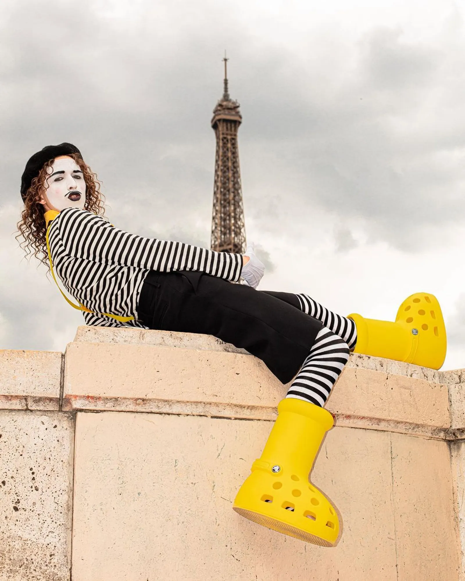 MSCHF dan Crocs Rilis Sepatu Big Yellow Boots yang Super Unik