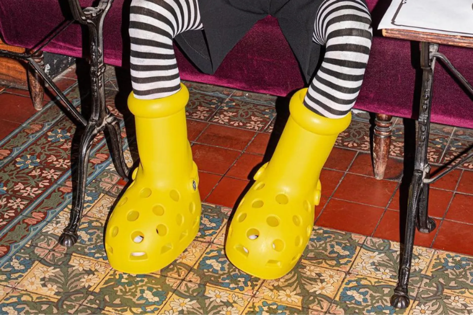 MSCHF dan Crocs Rilis Sepatu Big Yellow Boots yang Super Unik