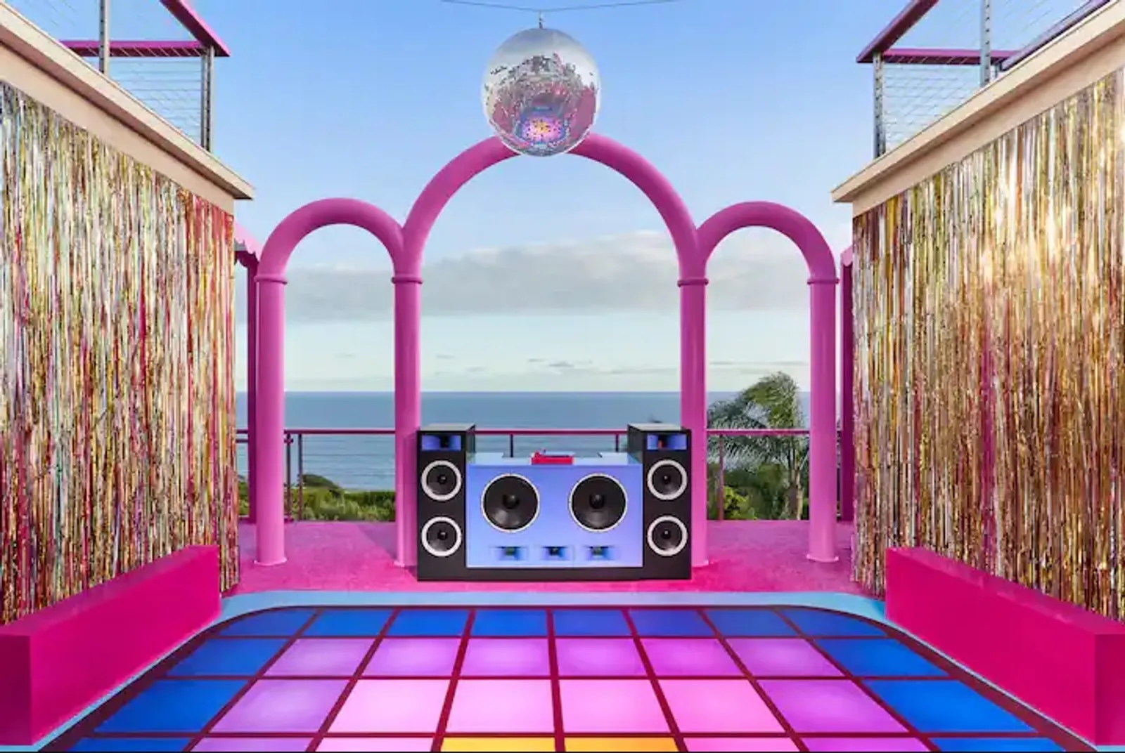 13+ Potret DreamHouse Barbie Malibu yang Bisa Kamu Sewa di Airbnb