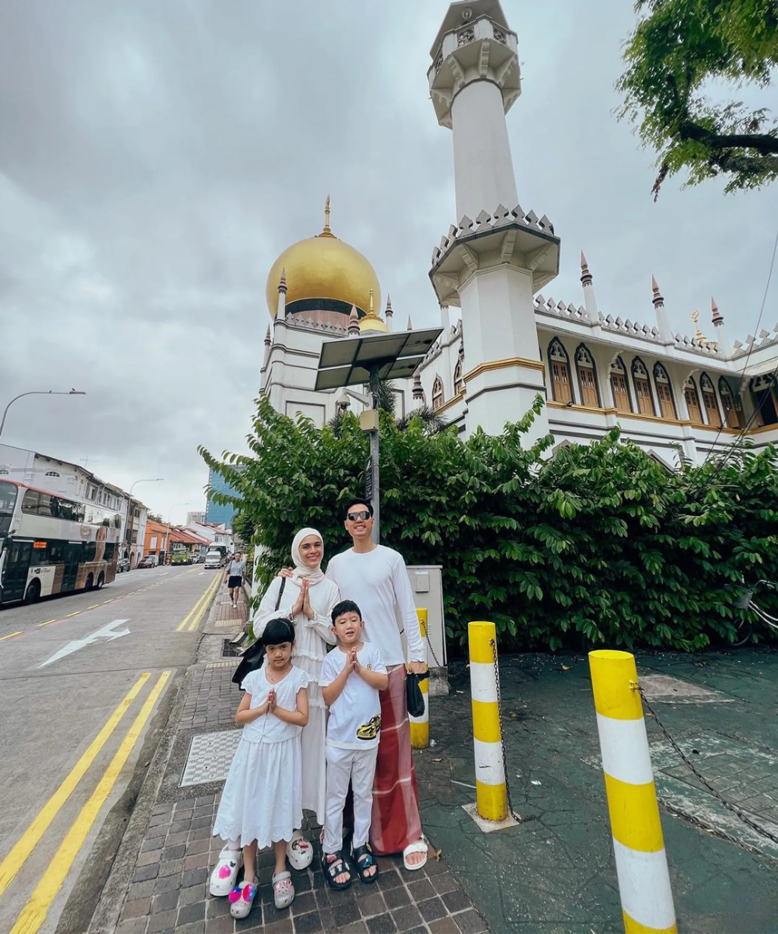 10 Artis Rayakan Iduladha Bareng Keluarga, Ada yang Sedang Haji!
