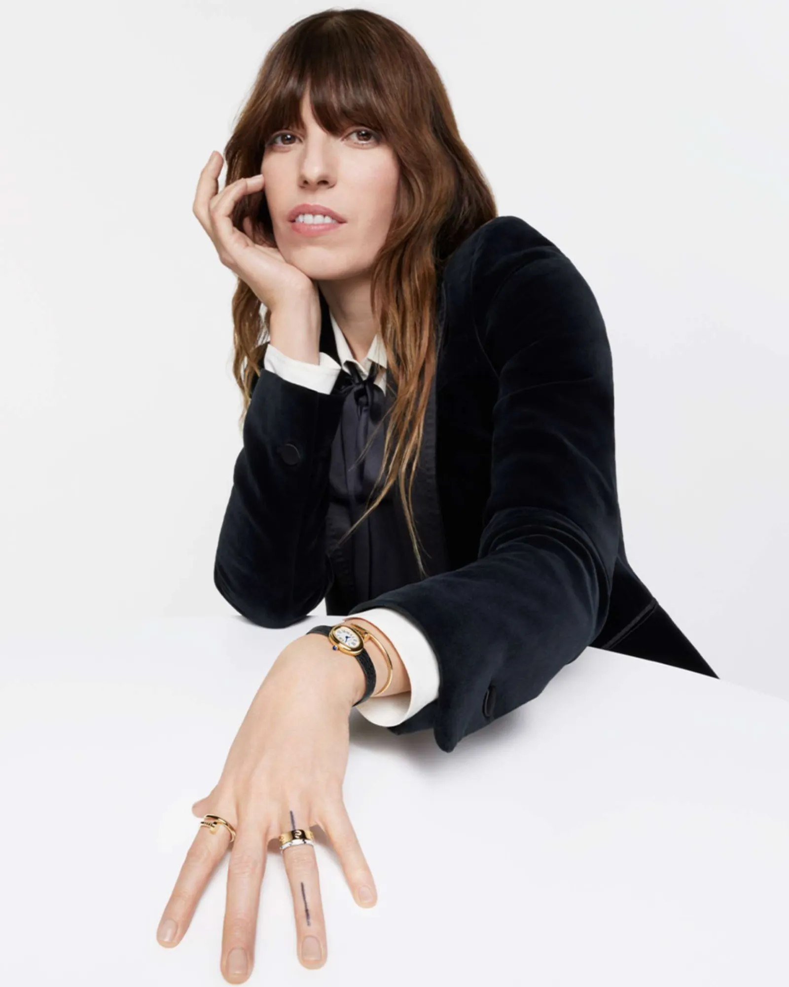 Gaya Lou Doillon di Campaign Jam Tangan Cartier ‘Baignoire’ Terbaru