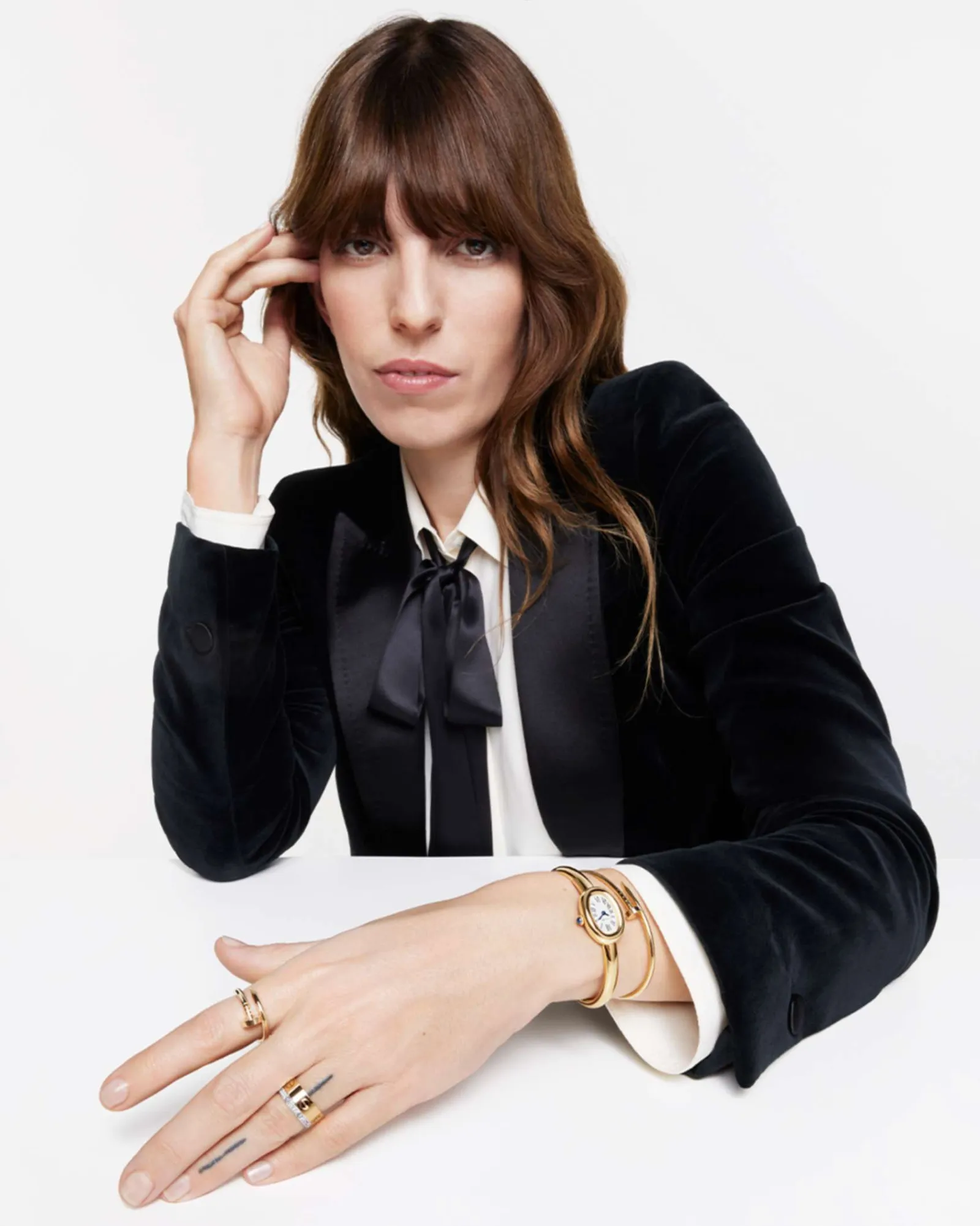 Gaya Lou Doillon di Campaign Jam Tangan Cartier ‘Baignoire’ Terbaru