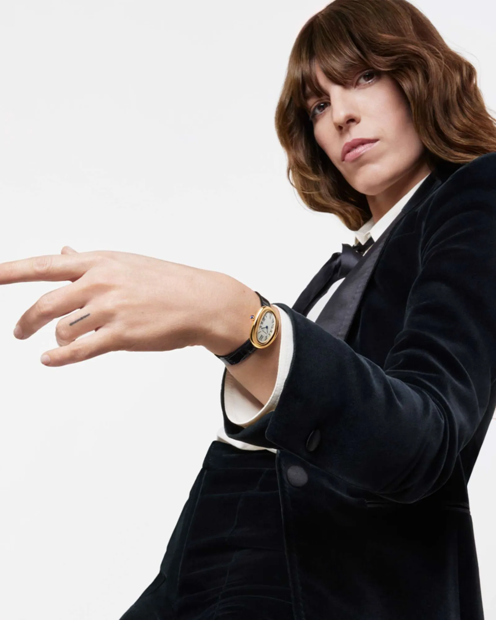 Gaya Lou Doillon di Campaign Jam Tangan Cartier ‘Baignoire’ Terbaru