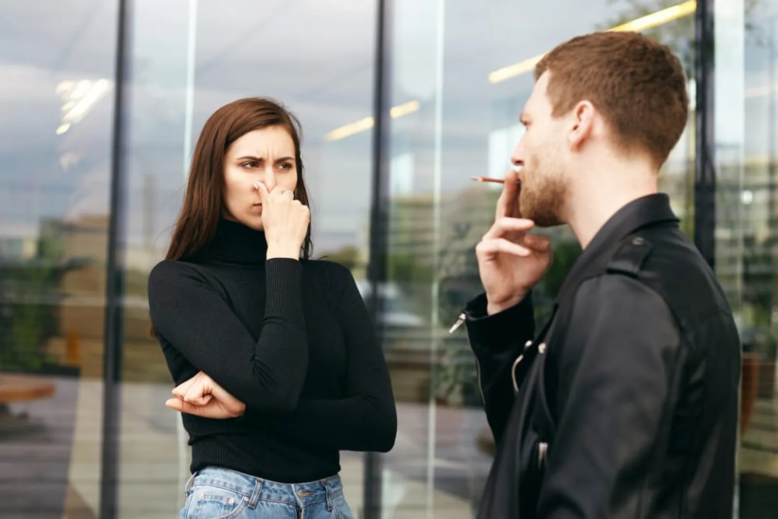 Жена пассивная. Курение на остановке. Человек среди курящих. Пассивное курение. Общение с некурящими друзьями.