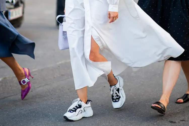 9 Kombinasi Sneakers dan Dress Praktis untuk OOTD Stylish