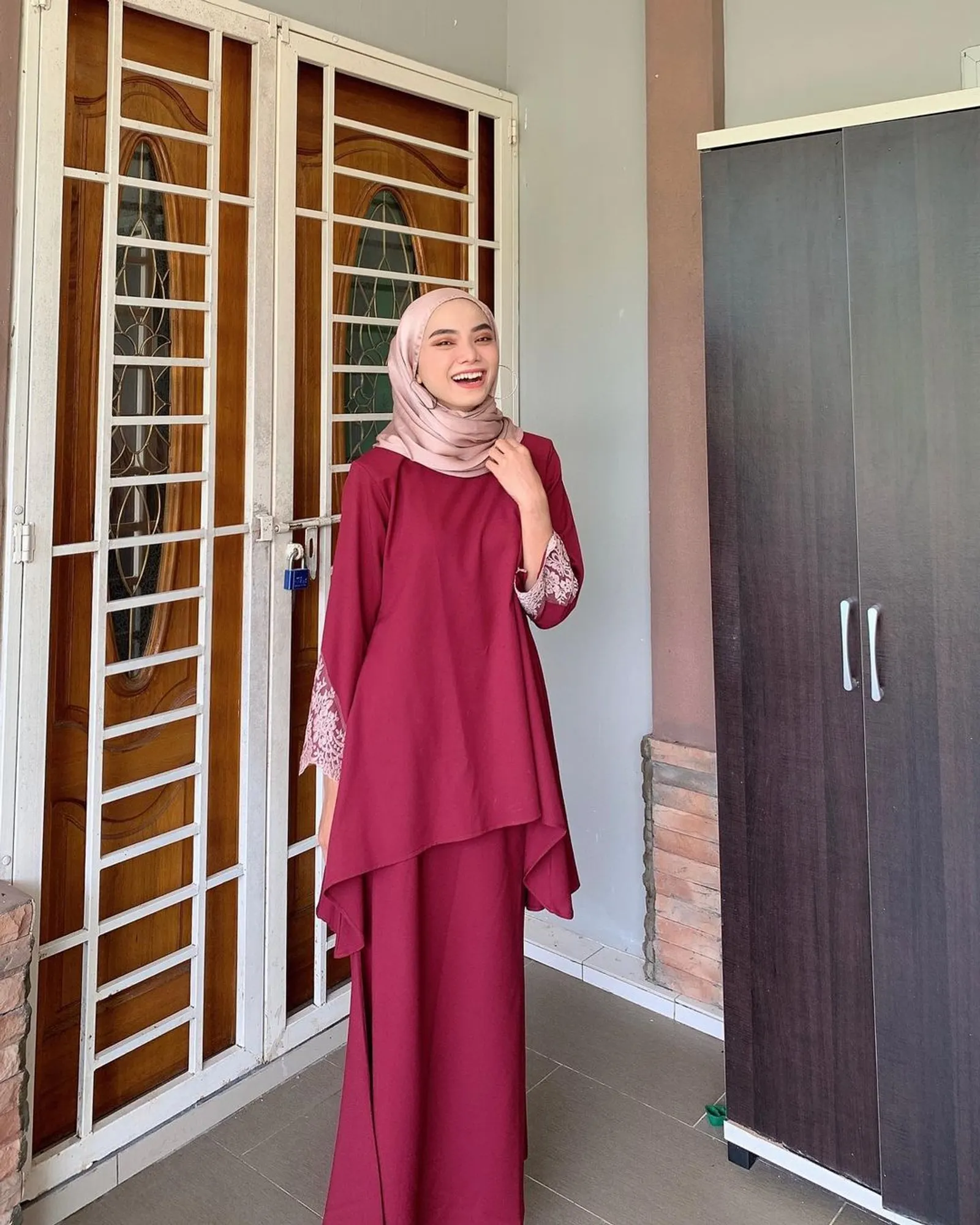 Baju Maroon Cocok dengan Jilbab Warna Apa? Ini 10 Rekomendasinya!