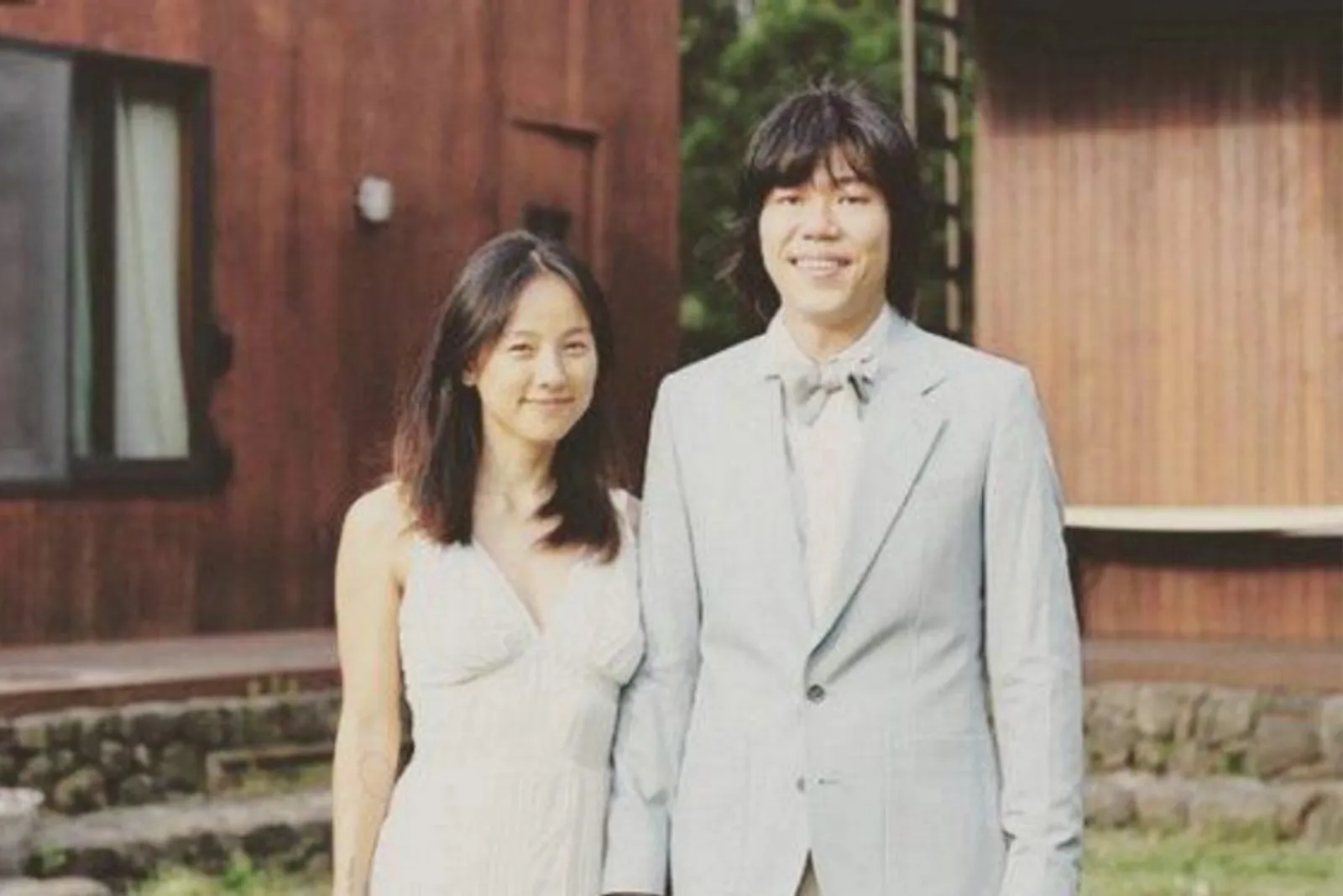 Bucin! 8 Potret Pernikahan Lee Hyo Ri & Suami yang Jarang Terkespos