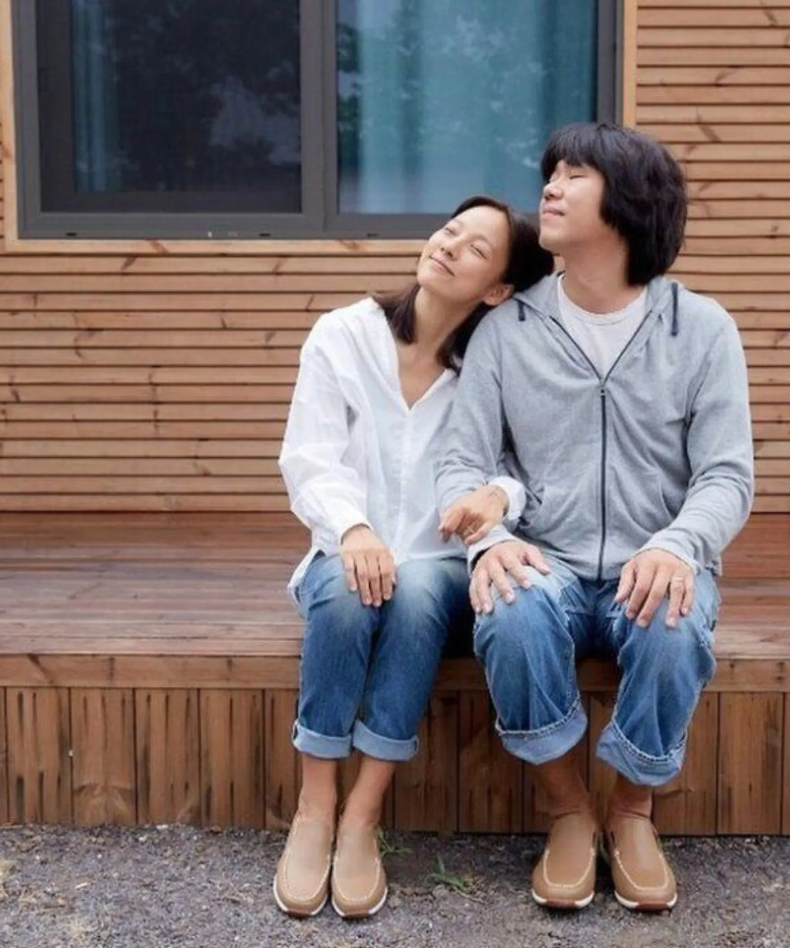 Bucin! 8 Potret Pernikahan Lee Hyo Ri & Suami yang Jarang Terkespos