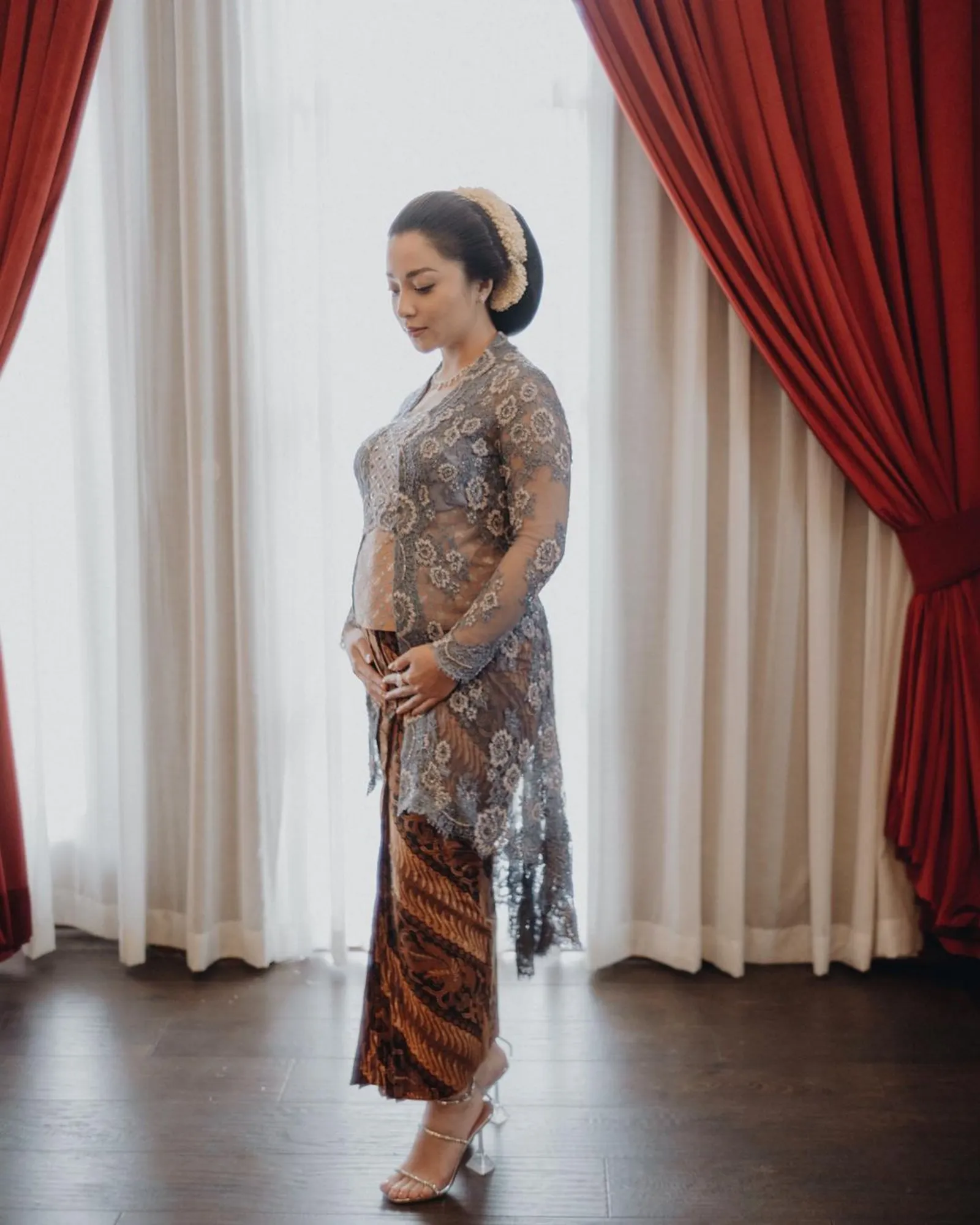 10 Model Kebaya Brokat a la Selebriti Indonesia yang Menawan