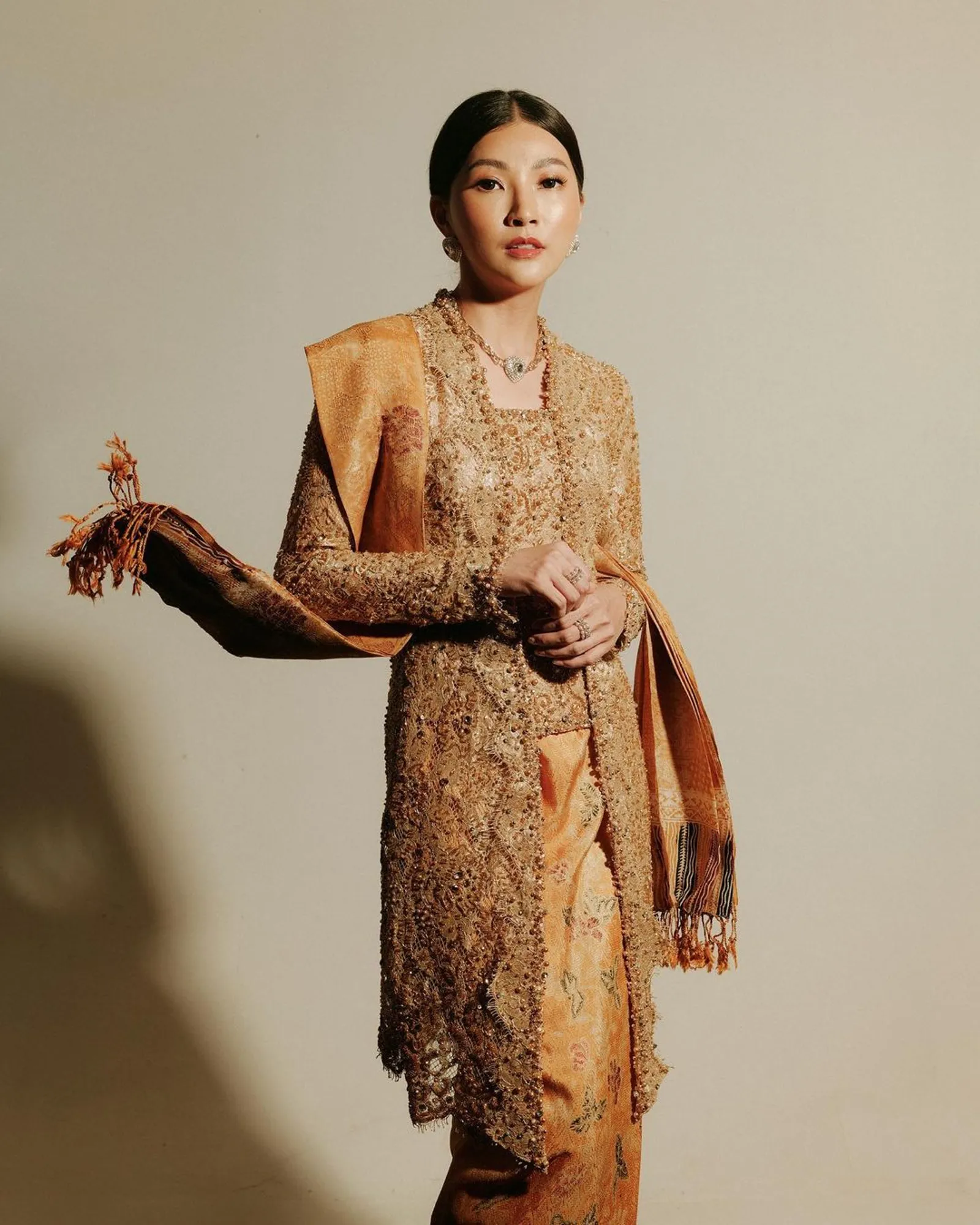 10 Model Kebaya Brokat a la Selebriti Indonesia yang Menawan