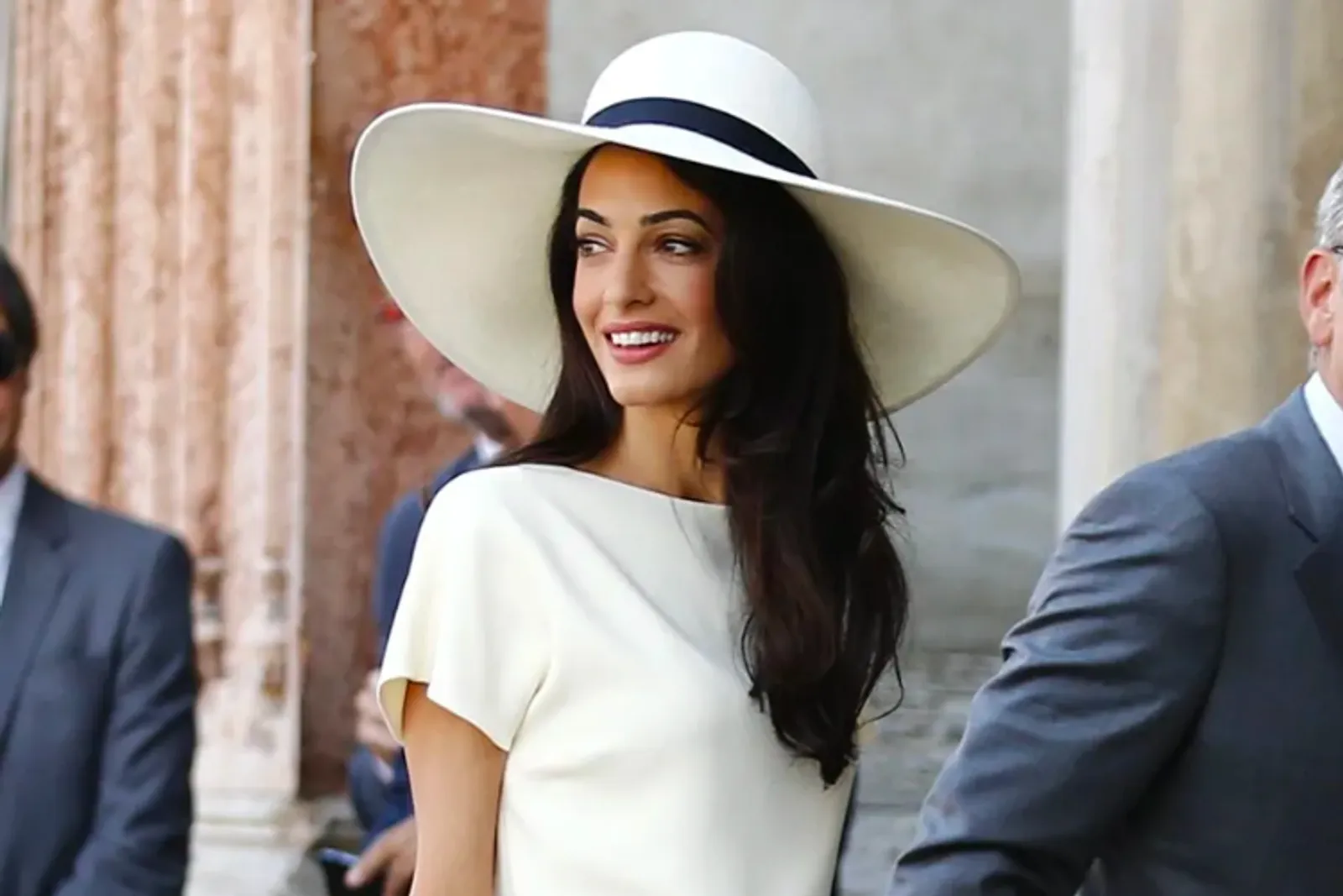 Tiru Gaya Glamor dan Effortless Pakai Jumpsuit a La Amal Clooney