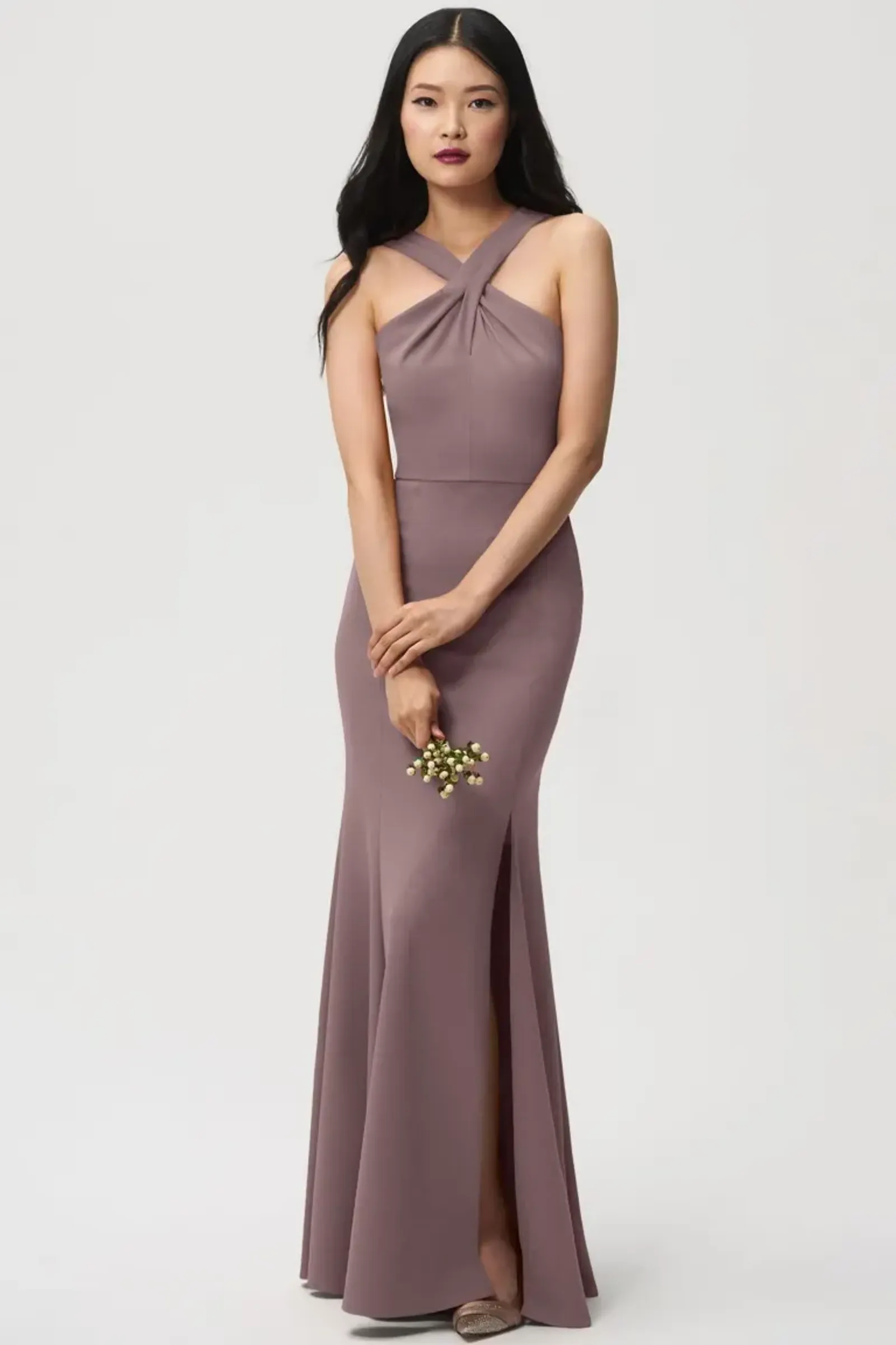 10 Model Halter Dress untuk Pesta, Tampil Glamor dan Elegan