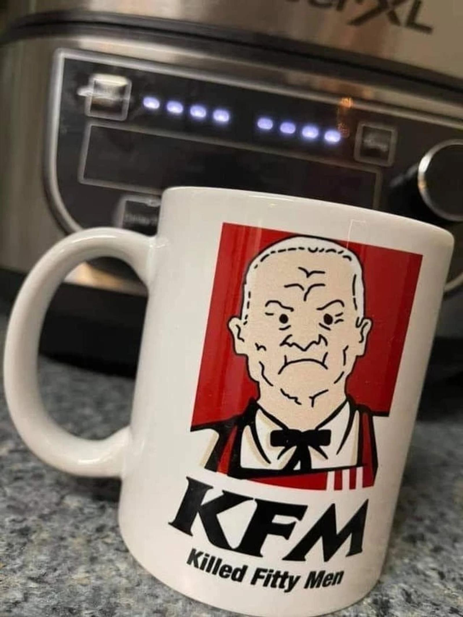 15+ Desain Mug Ter-absurd yang Pernah Ada, Dijamin Bikin Pengen Punya