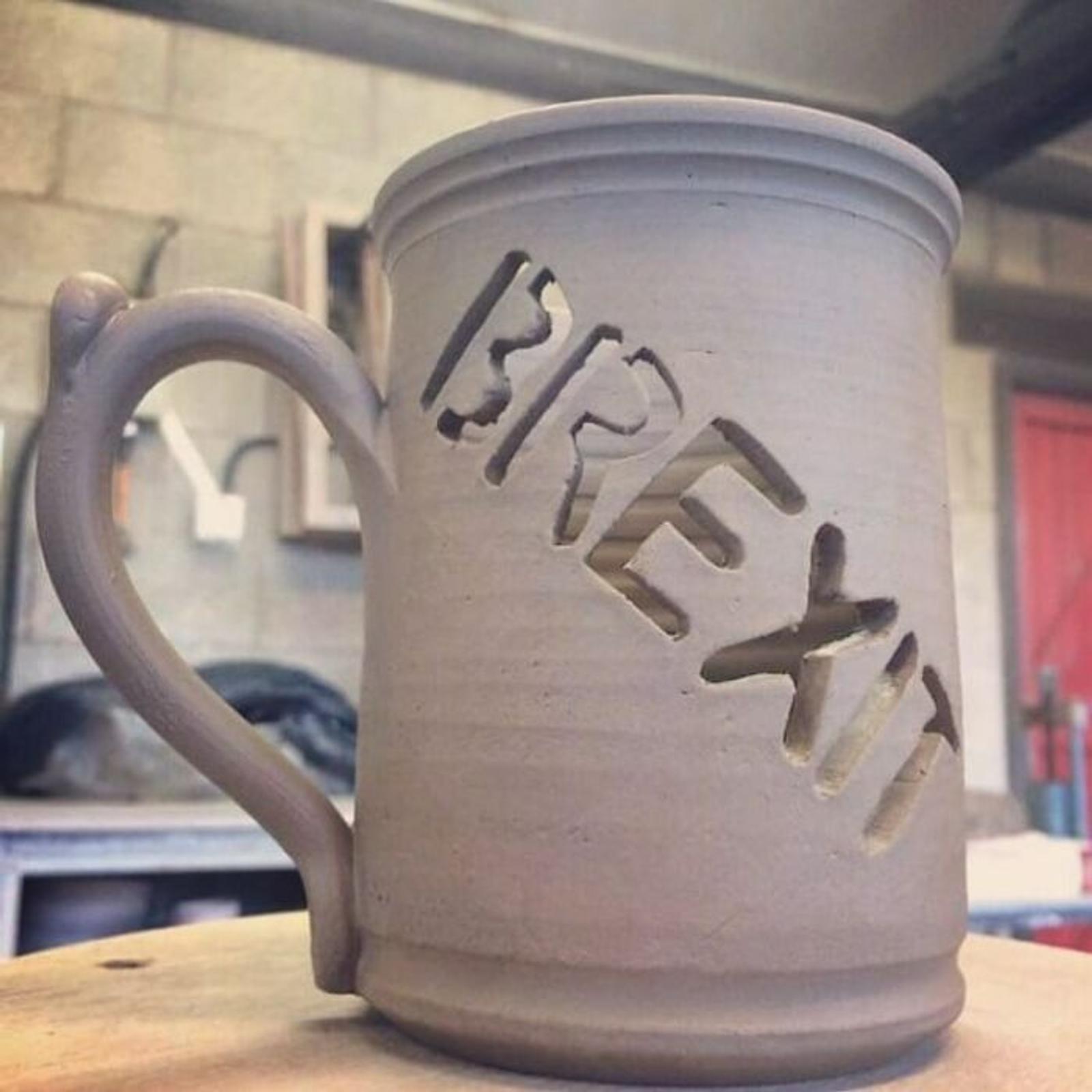 15+ Desain Mug Ter-absurd yang Pernah Ada, Dijamin Bikin Pengen Punya