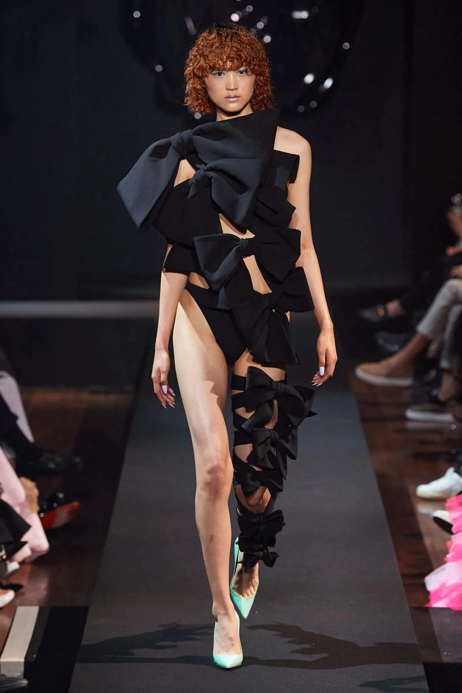 7 Hal Menarik di Fashion Show Viktor & Rolf Couture Fall 2023