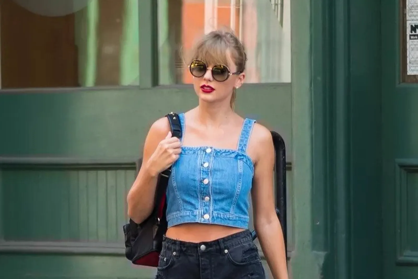 7 Gaya Outfit Musim Panas a la Taylor Swift yang Bisa Kamu Tiru