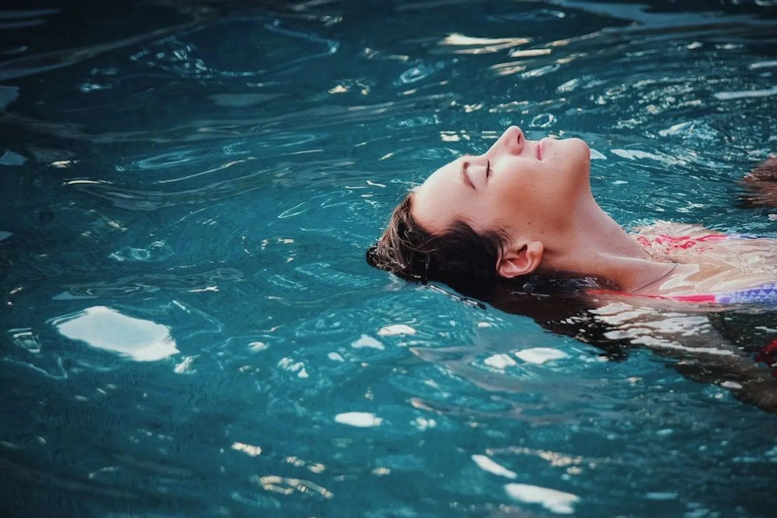 8 Arti Mimpi Berenang di Air Jernih, Mendapat Pertolongan dan Ide Baru