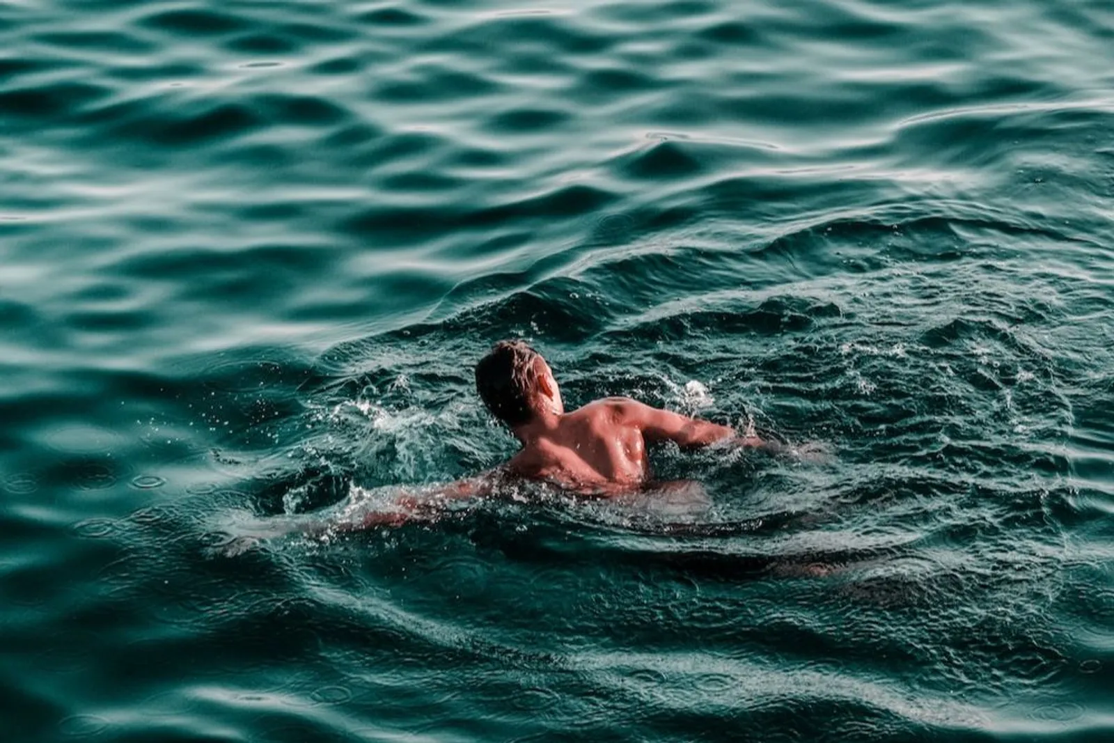 8 Arti Mimpi Berenang di Air Jernih, Mendapat Pertolongan dan Ide Baru