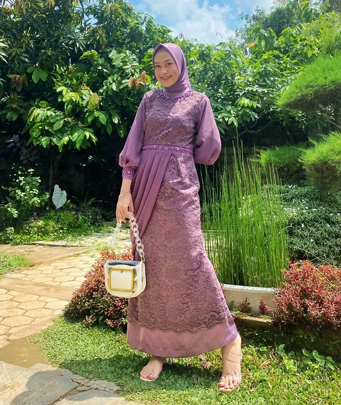 20 Model Gamis Brokat Terbaru 2023 yang Simple Elegan