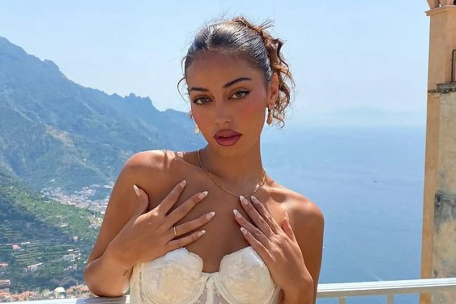 Blasteran Spanyol-Indonesia, Pesona Cindy Kimberly Curi Perhatian 