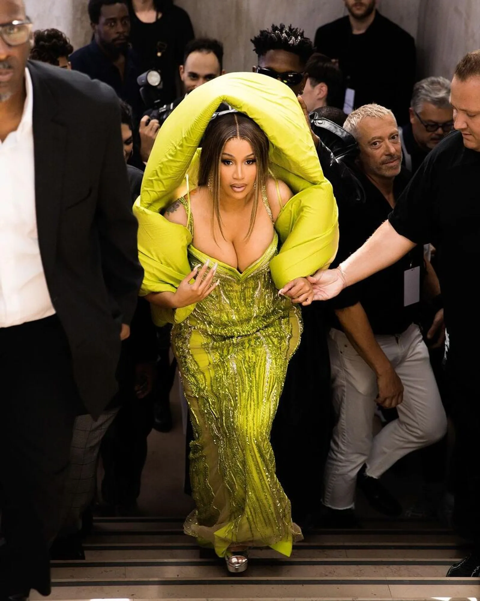 Deretan Gaya Unik Cardi-B saat Hadiri Paris Couture Fashion Week