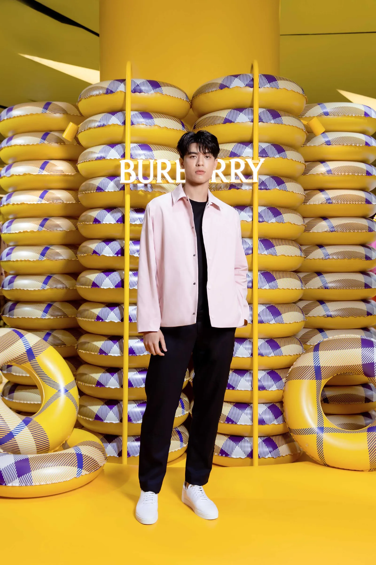 Vachirawit Chivaaree Meriahkan Pembukaan Summer Pop-up Store Burberry