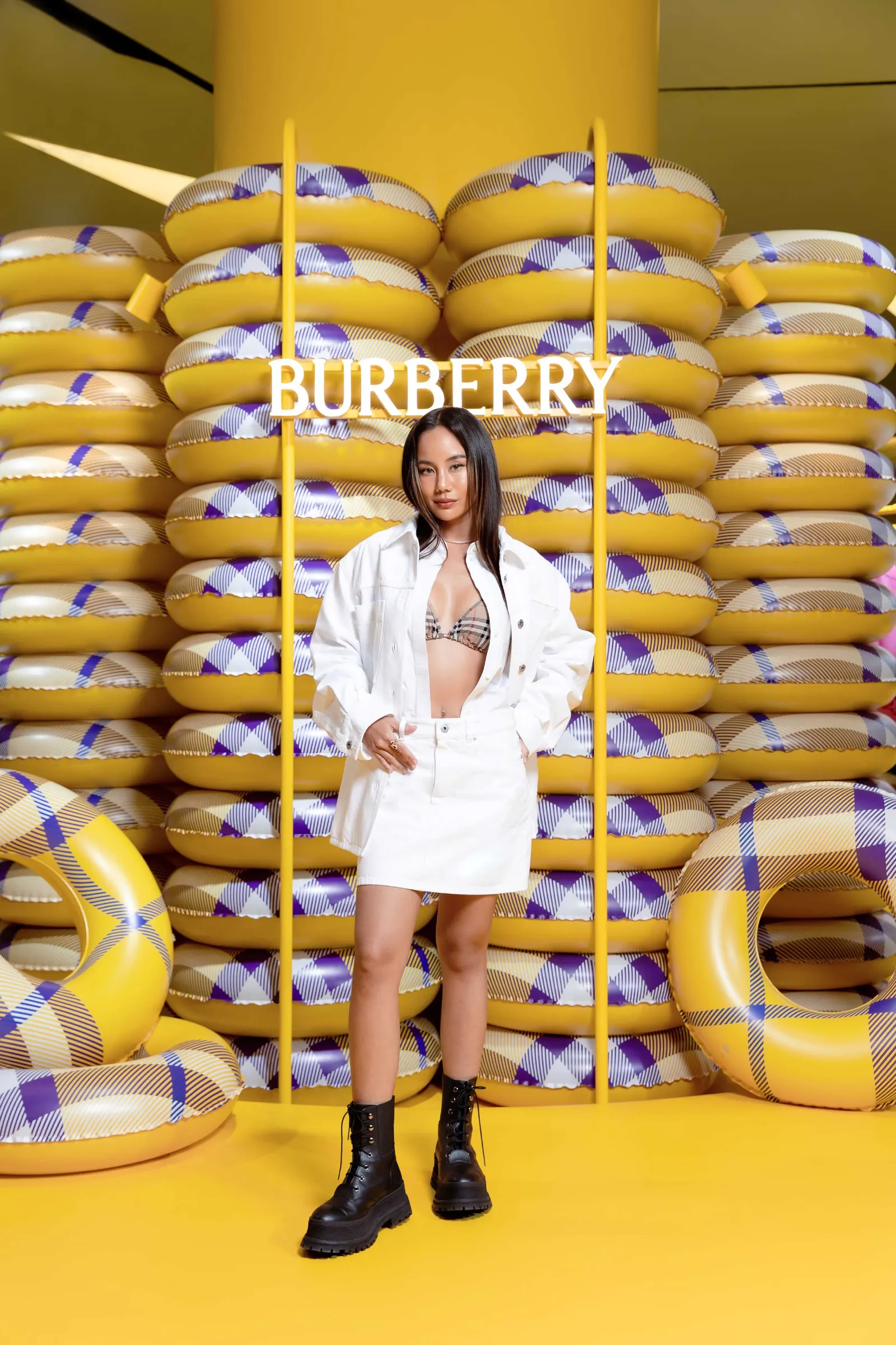 Vachirawit Chivaaree Meriahkan Pembukaan Summer Pop-up Store Burberry