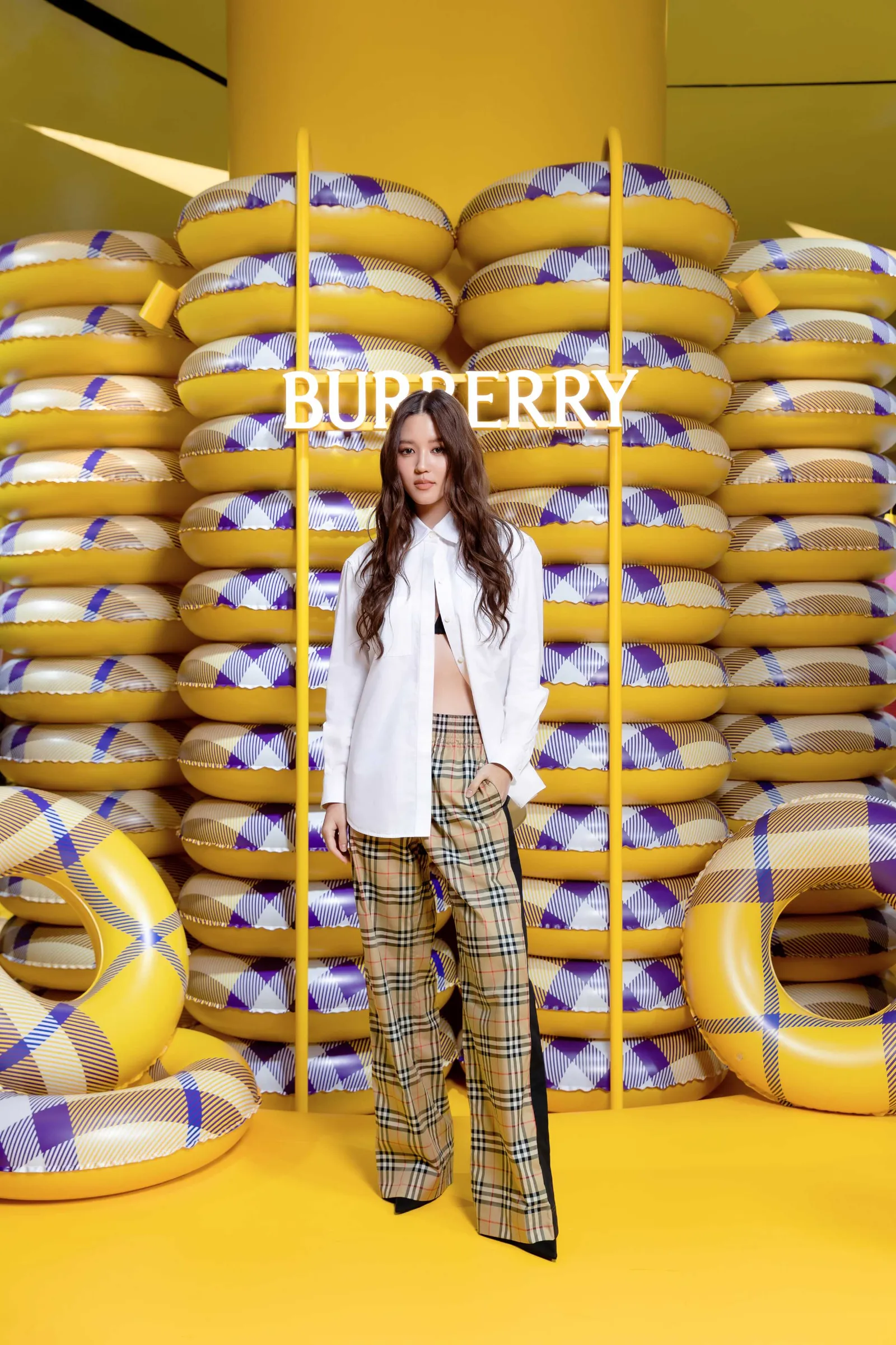 Vachirawit Chivaaree Meriahkan Pembukaan Summer Pop-up Store Burberry