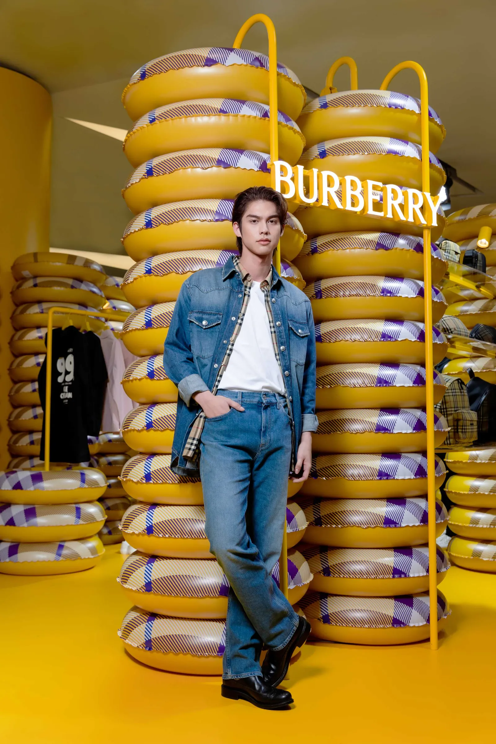 Vachirawit Chivaaree Meriahkan Pembukaan Summer Pop-up Store Burberry