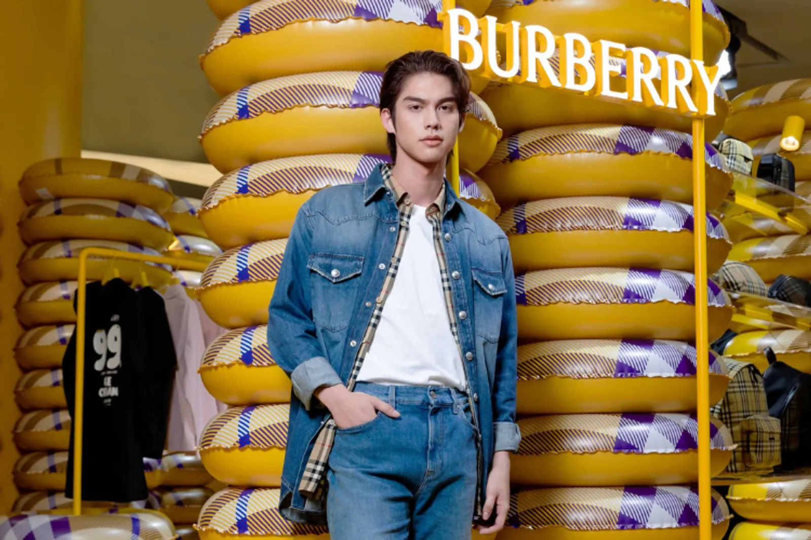 Vachirawit Chivaaree Meriahkan Pembukaan Summer Pop-up Store Burberry