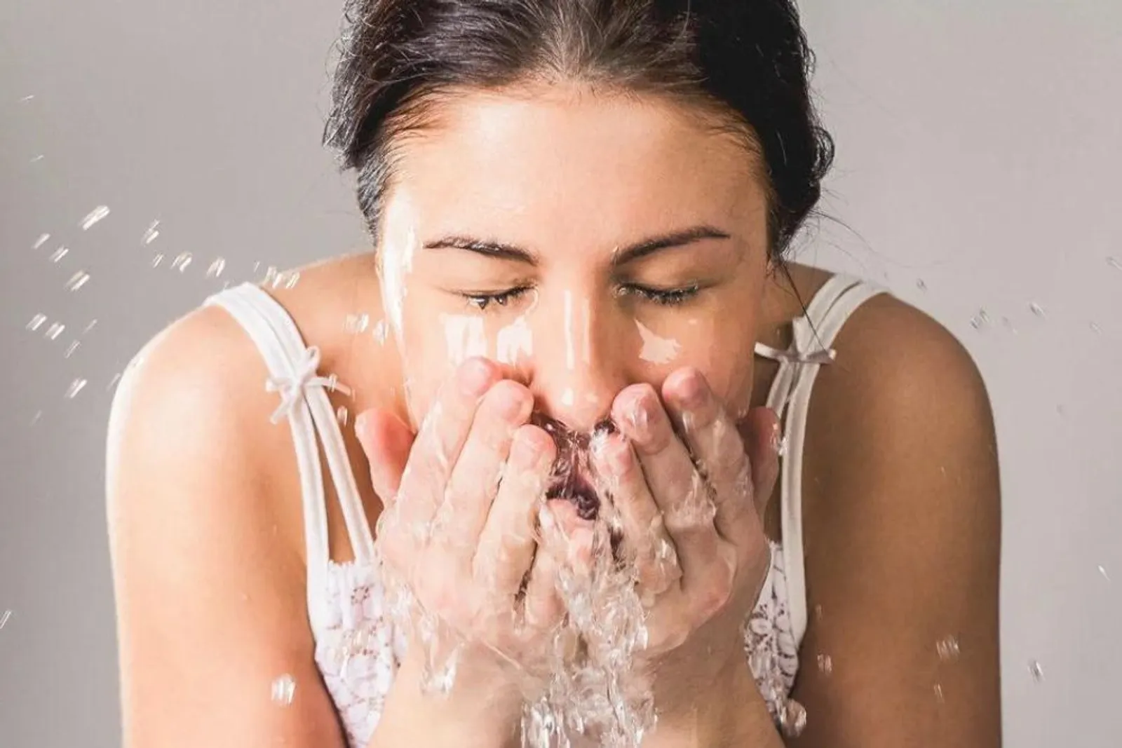 5 Manfaat Merendam Muka dengan Air Es, Bikin Pori-Pori Kecil 