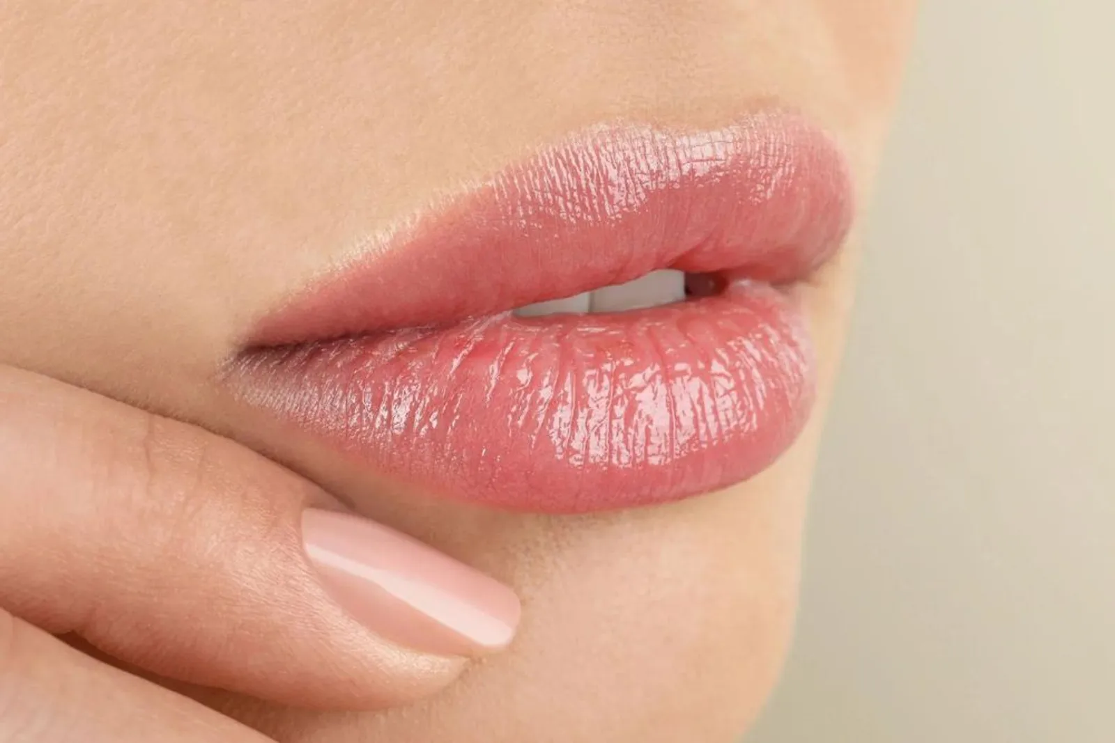 5 Manfaat Lip Serum, Jadi Produk yang Nggak Boleh Dilewatkan! 