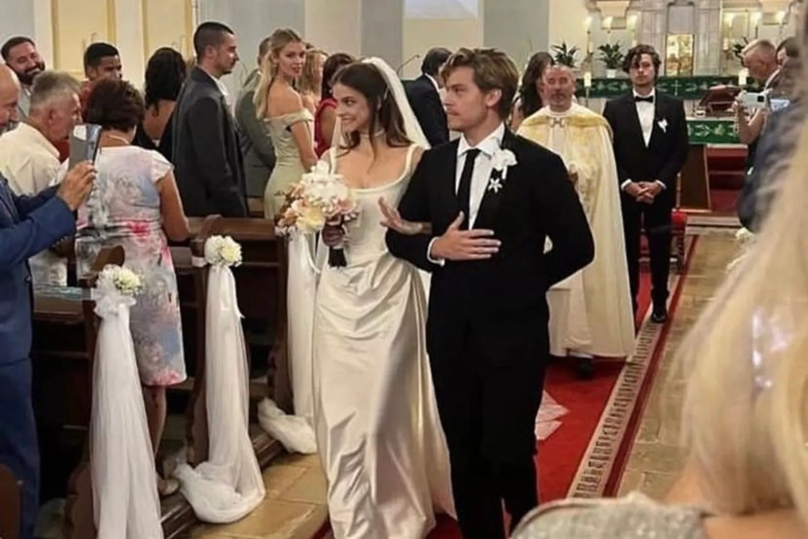 Dylan Sprouse dan Barbara Palvin Menikah Setelah 1 Bulan Tunangan