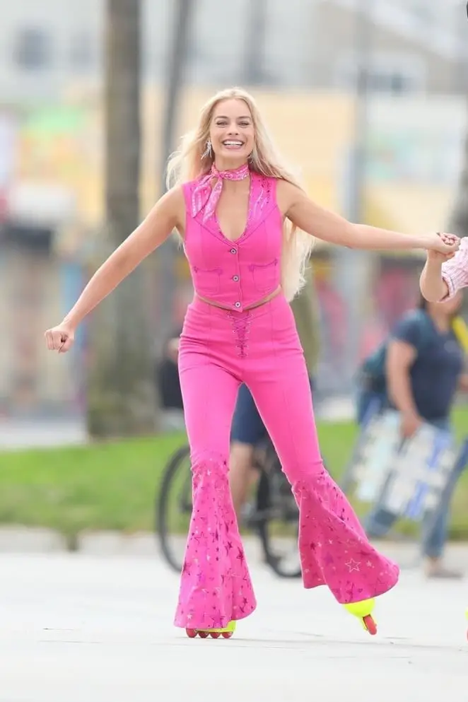 Referensi Gaya Barbiecore a La Margot Robbie