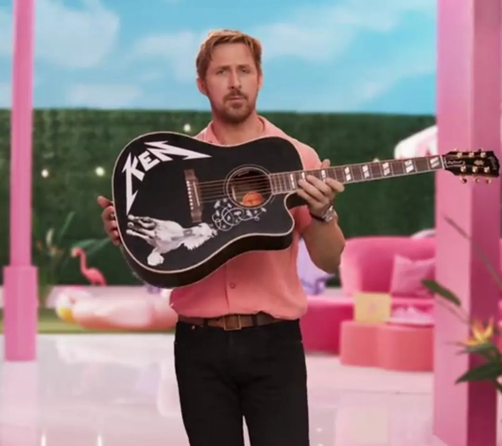 Gara-Gara Kostum Mirip, Ryan Gosling Beri Hadiah Gitar ke Jimin BTS