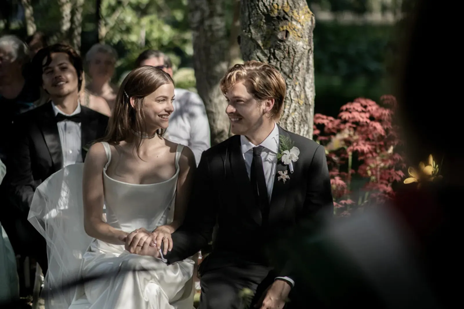 Gaya Pakaian Barbara Palvin & Dylan Sprouse saat Menikah di Budapest