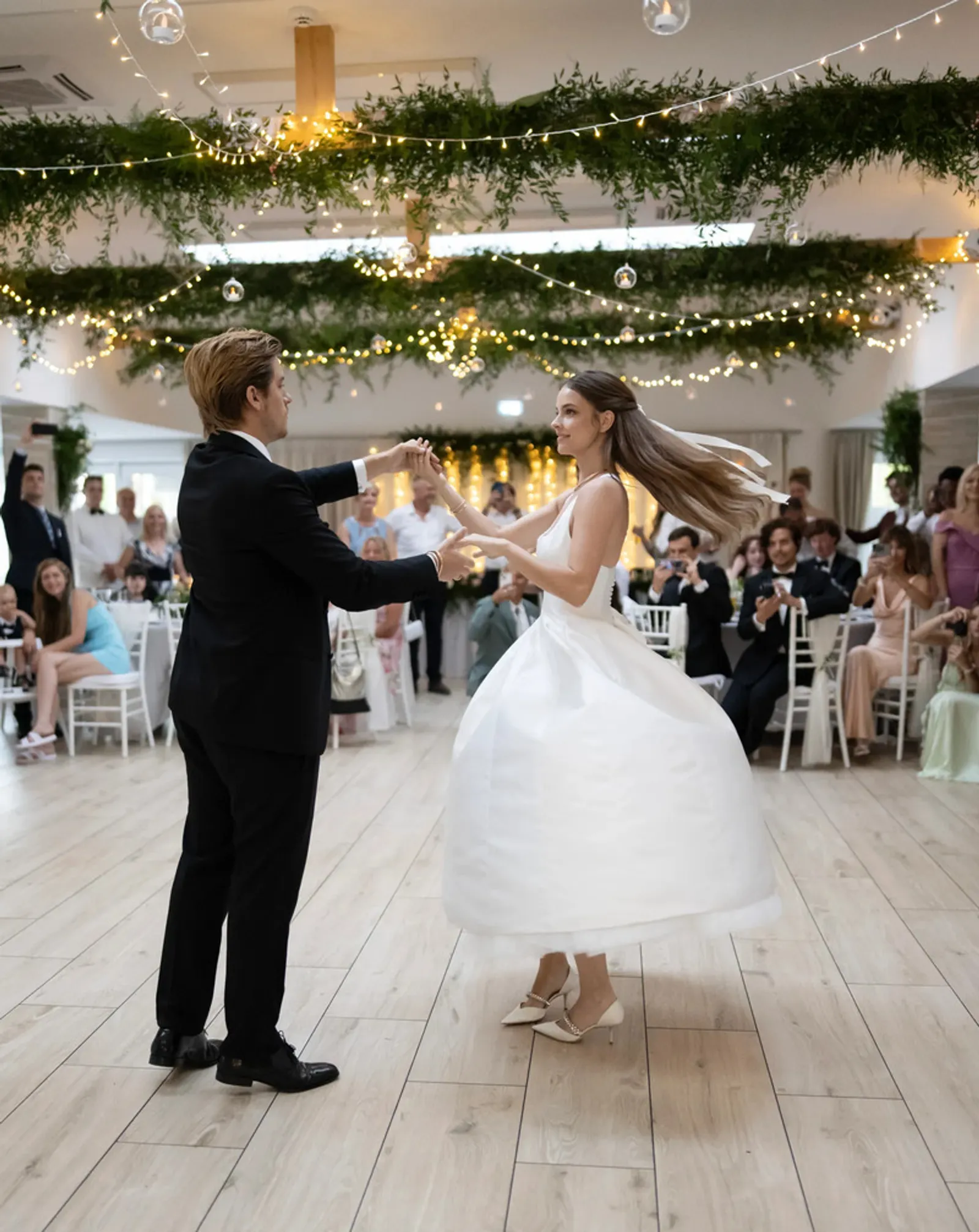 Gaya Pakaian Barbara Palvin & Dylan Sprouse saat Menikah di Budapest