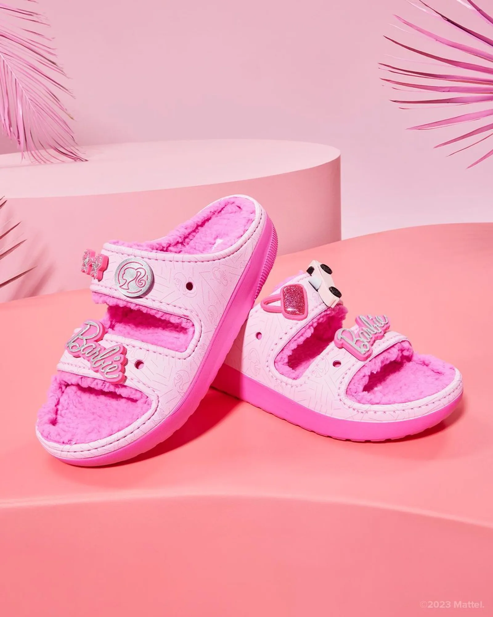 Crocs Luncurkan Koleksi Sandal Terbaru Bernuansa Barbie