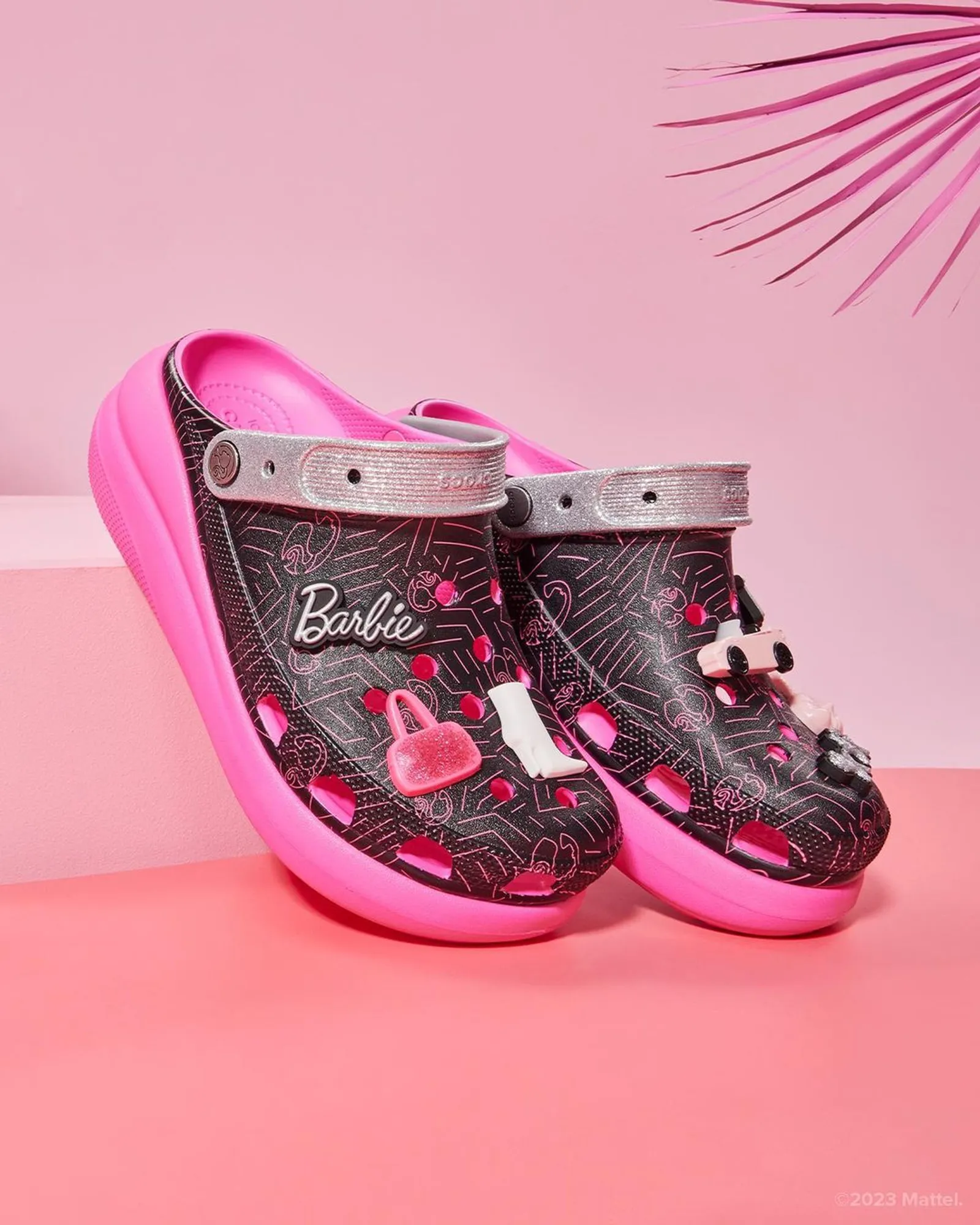 Crocs Luncurkan Koleksi Sandal Terbaru Bernuansa Barbie