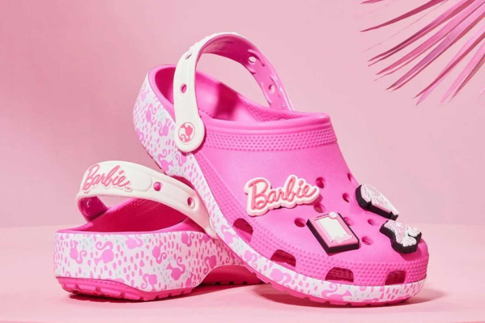 Crocs Luncurkan Koleksi Sandal Terbaru Bernuansa Barbie