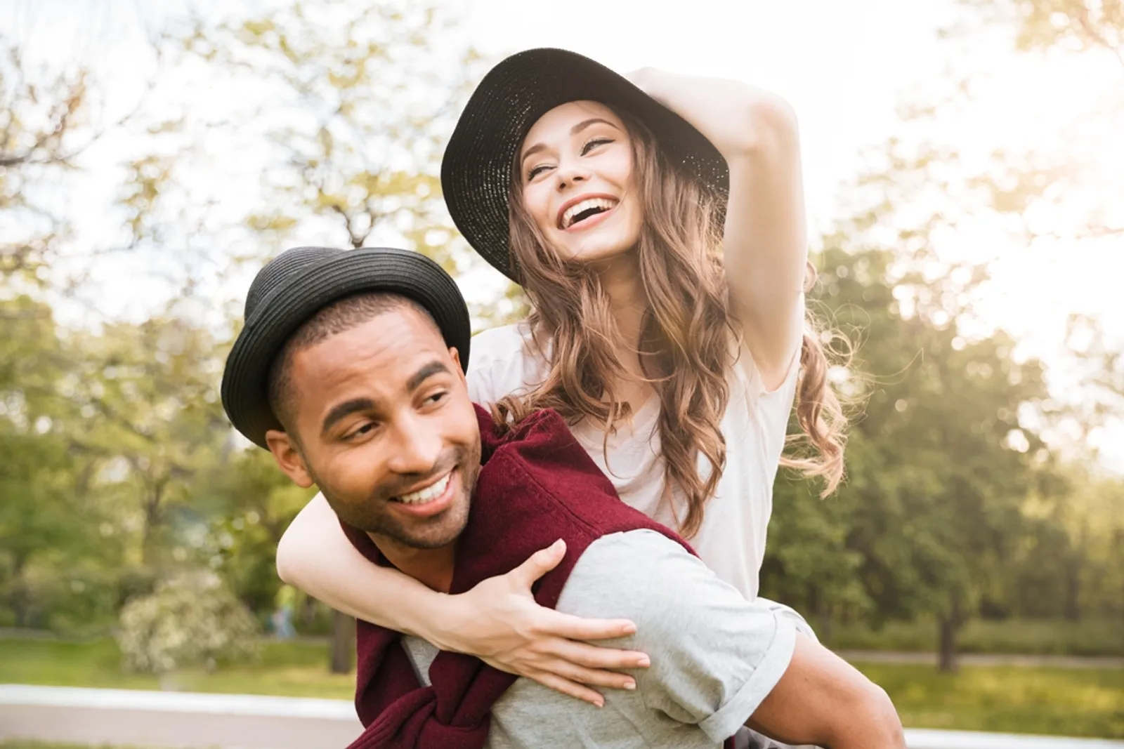 10 Rekomendasi Barang Couple Sama Pacar, Unik dan Romantis
