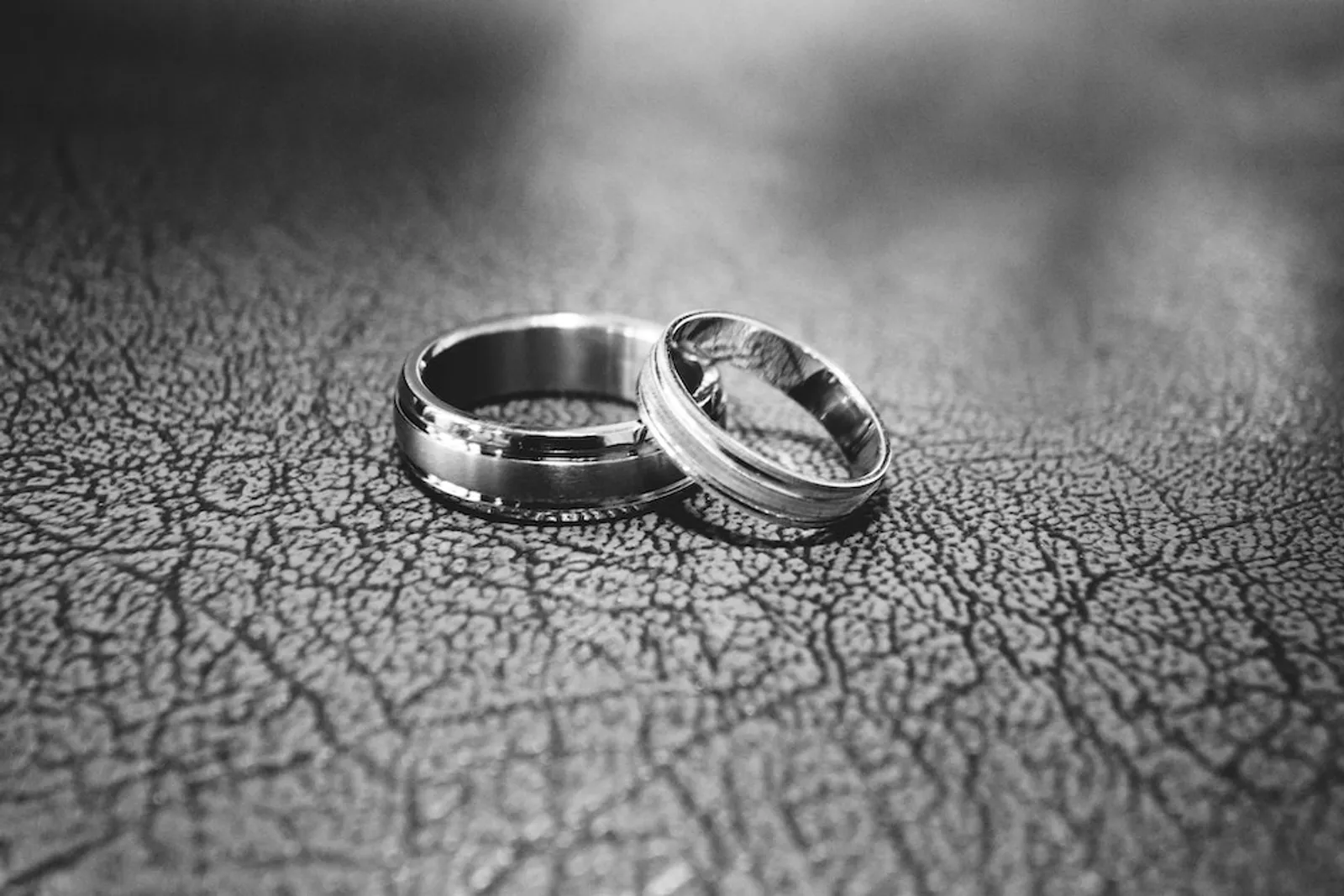 6 Bahan Cincin Tunangan Couple Selain Emas yang Bisa Dipakai Laki-Laki