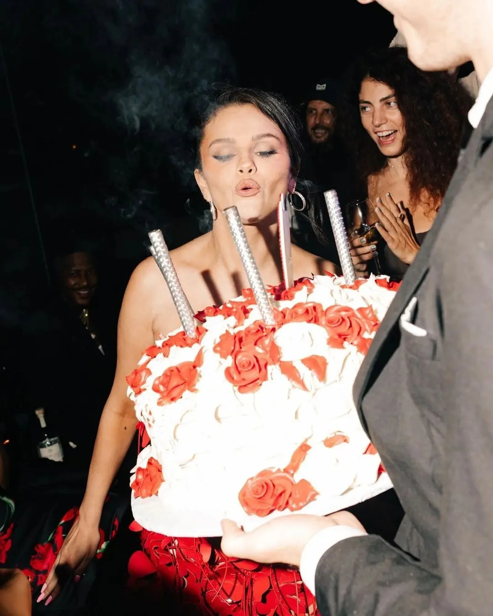 Gaya Selena Gomez Pakai Red Dress Saat Rayakan Ultah ke-31