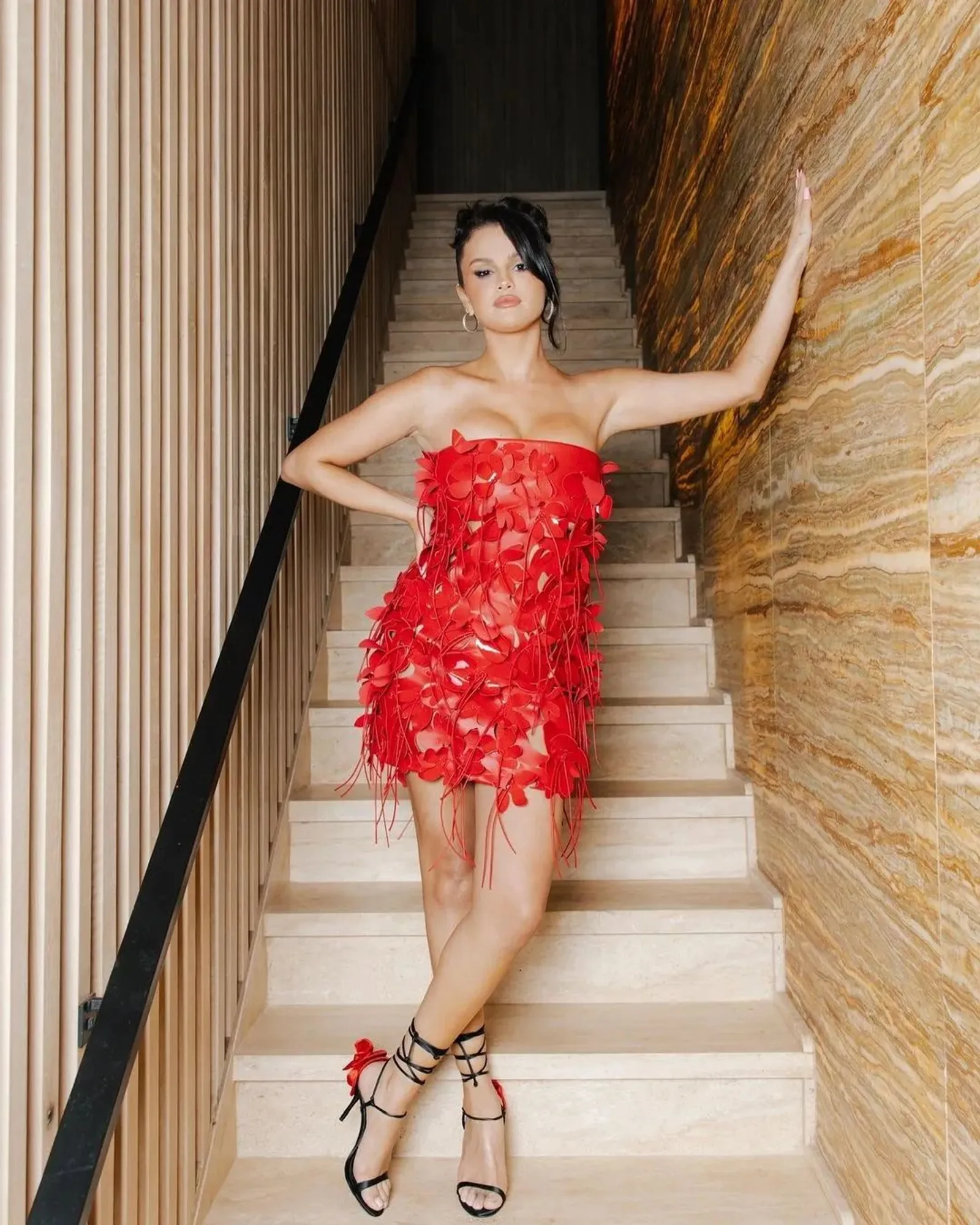 Gaya Selena Gomez Pakai Red Dress Saat Rayakan Ultah ke-31