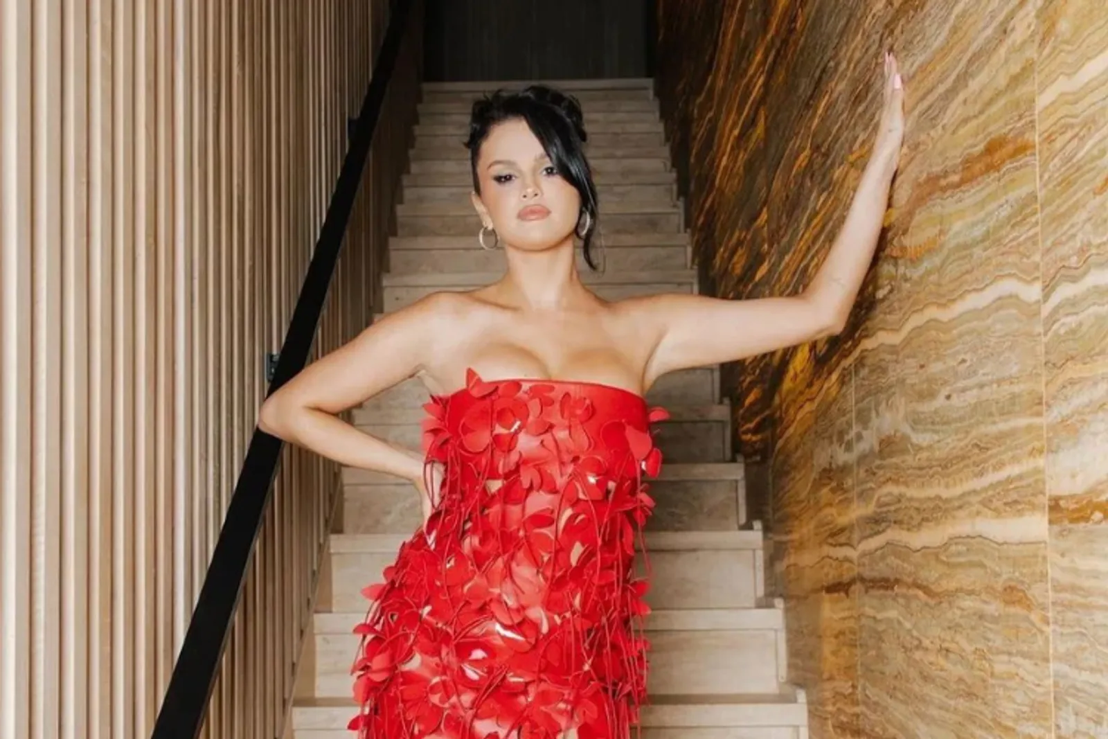 Gaya Selena Gomez Pakai Red Dress Saat Rayakan Ultah ke-31