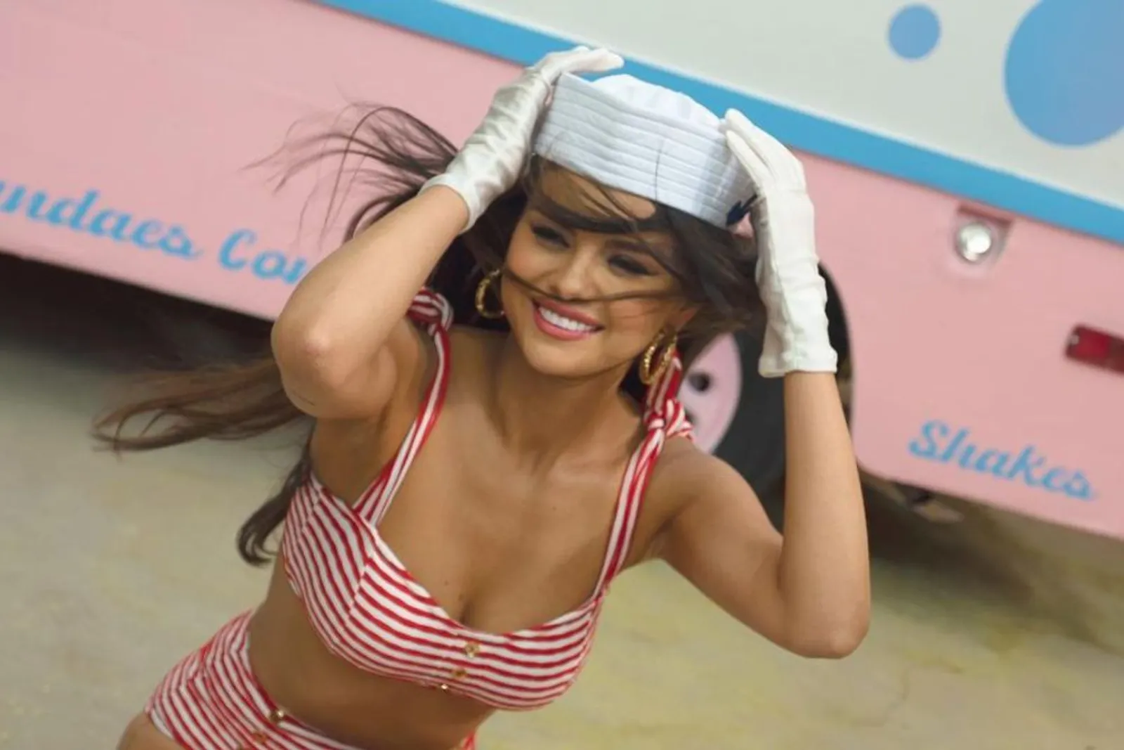 10 Transformasi Selena Gomez, dari Gemas Hingga Elegan Memikat 