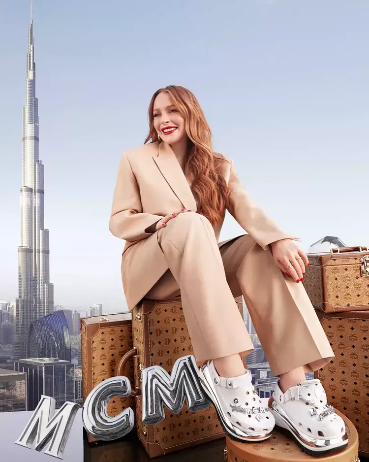 Lindsay Lohan Bintangi Campaign MCM X Crocs Terbaru