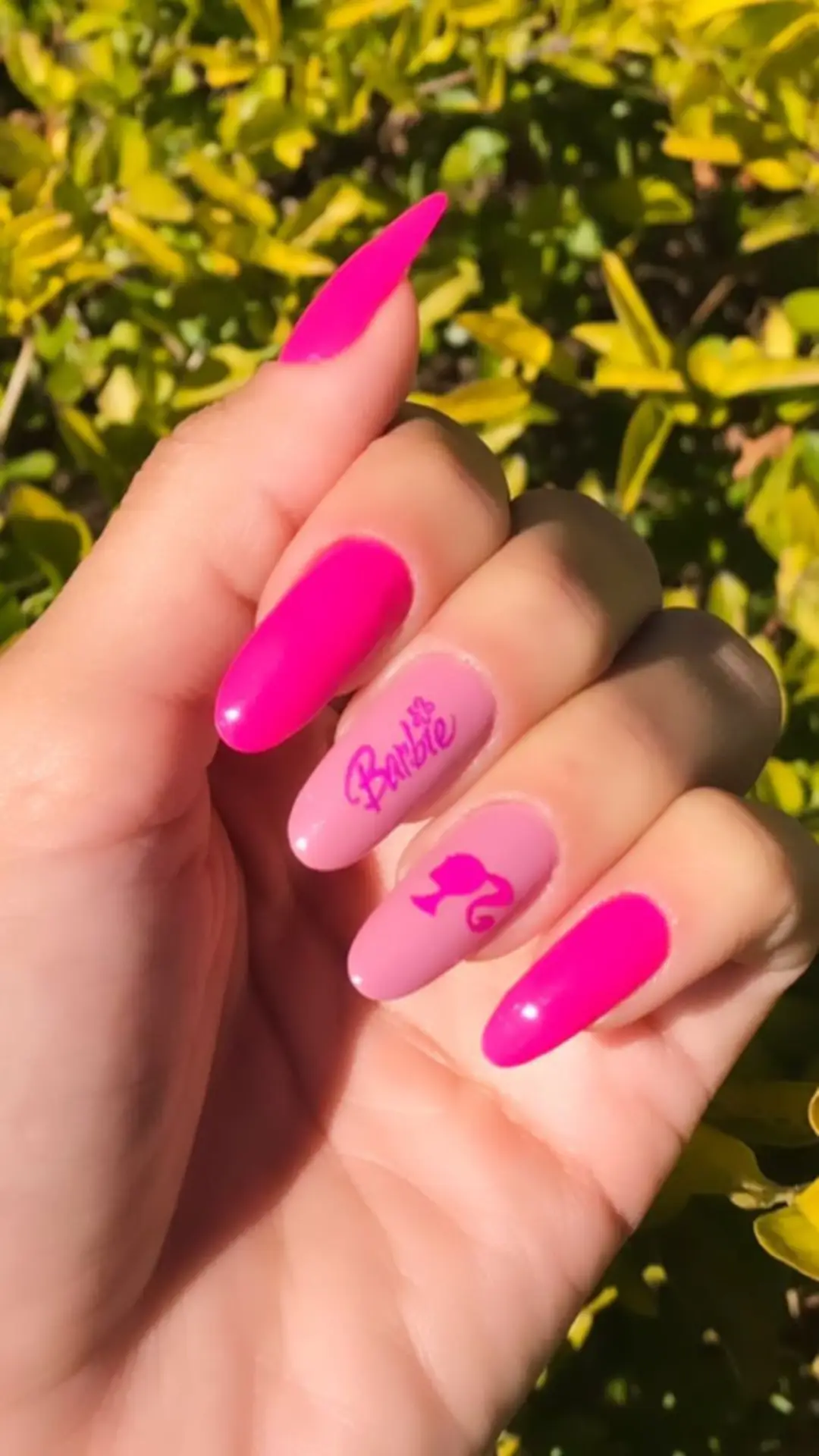 Maksimalkan Look Barbie-mu dengan Nail Art Ini!