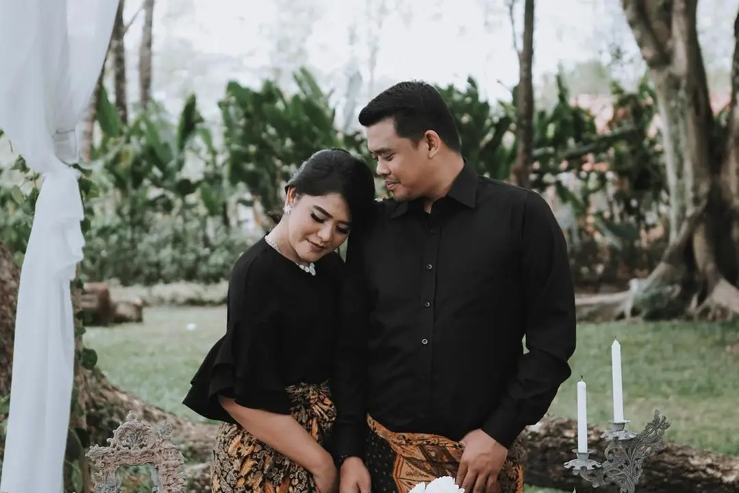 Inspirasi Baju Hitam untuk Foto Pre-Wedding Outdoor